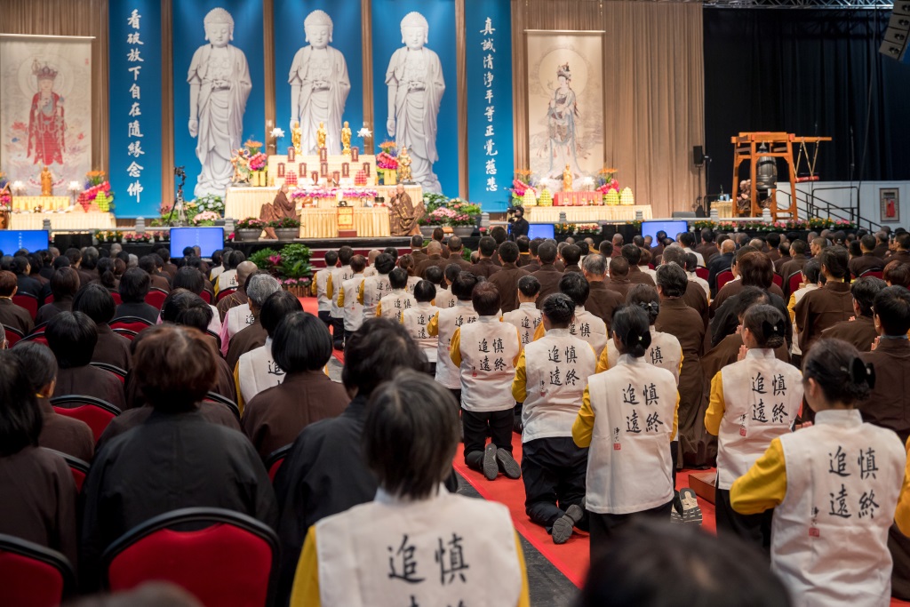 【第三時法事】三勸行者六字洪名殊勝功勳，一句彌陀名號能滅八萬億劫生死眾苦。若攝心念佛，如清珠投於濁水，昏亂妄心隨念寂滅，自可照見清淨佛性。信受奉行念佛法要，便可往生極樂之邦。